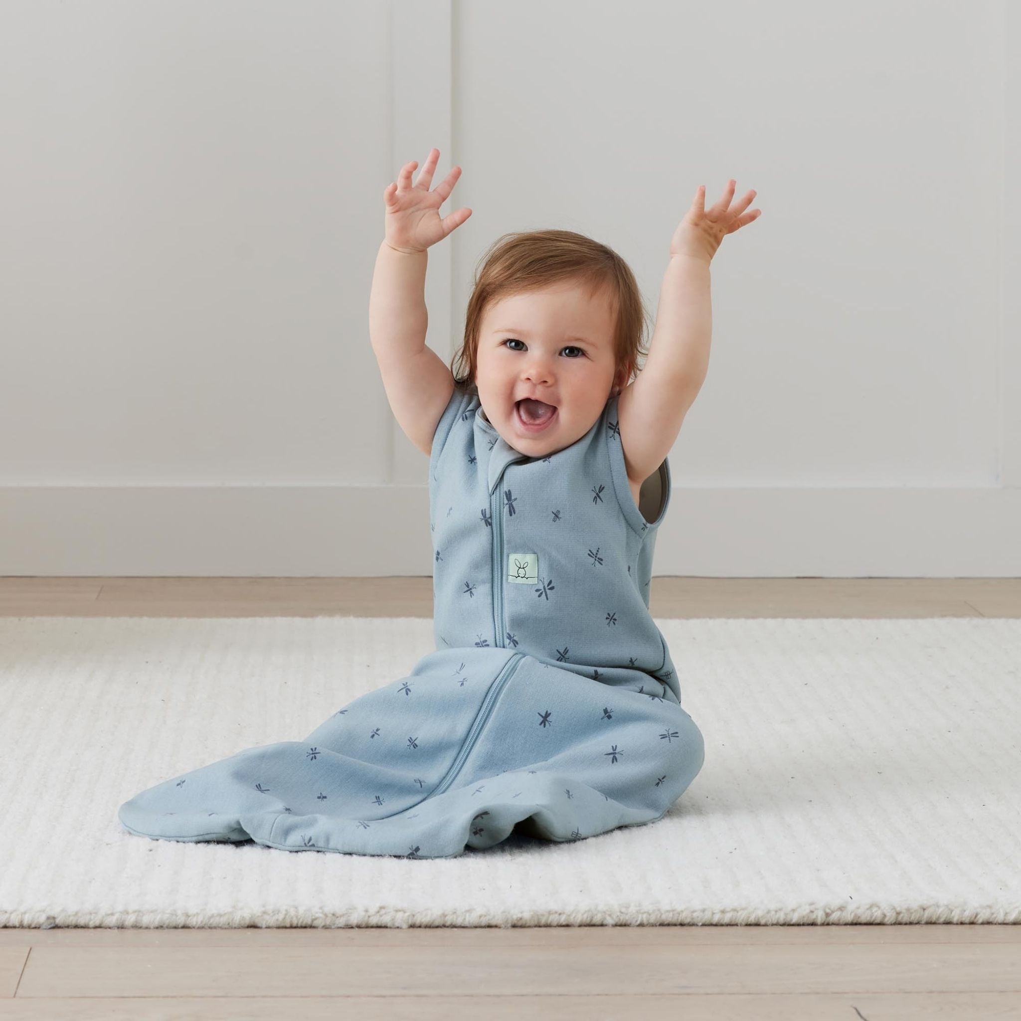 【生後3ヶ月~おすすめ】ベビー&キッズ用スリーパー - Jersey Sleeping Bag 0.2 TOG(ジャージースリーピングバッグ) ドラゴンフライズ 着用