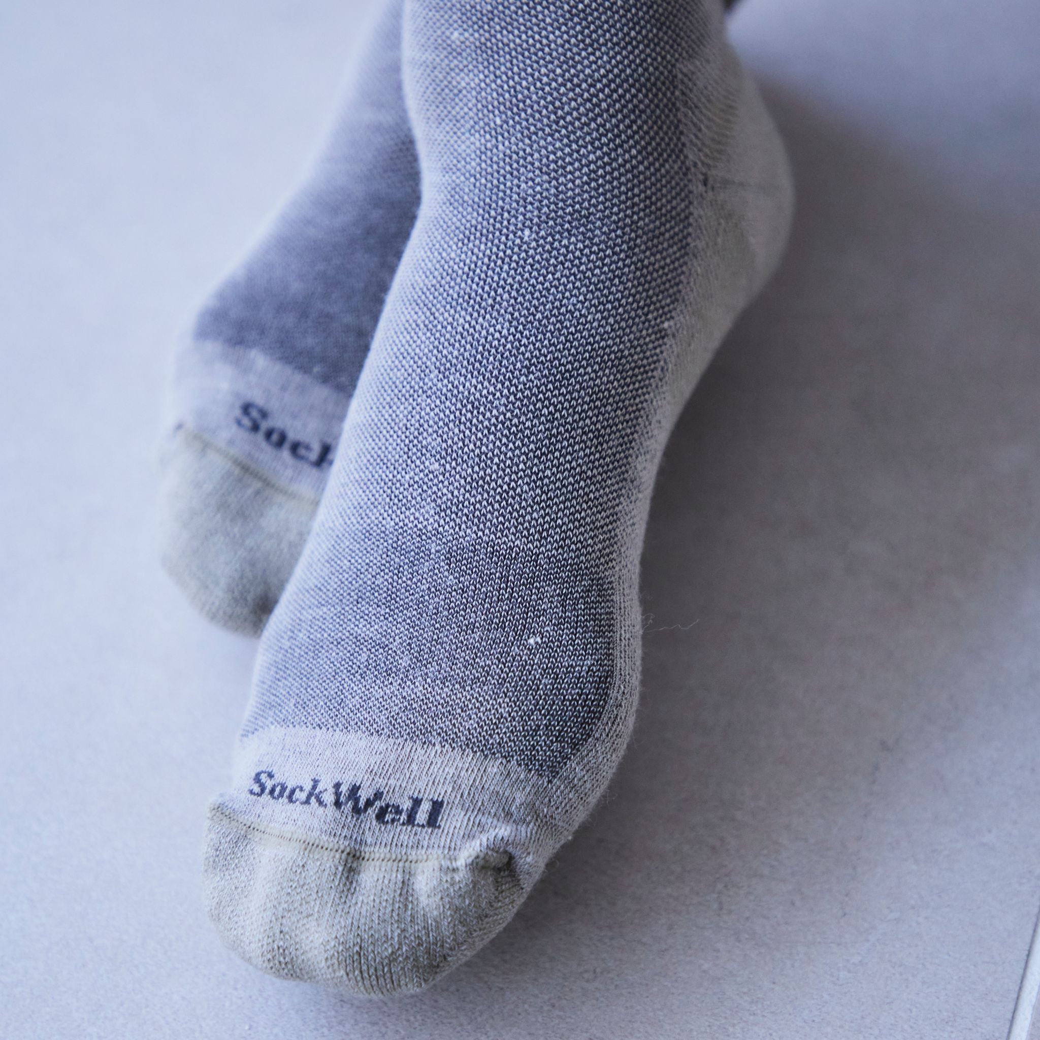 つま先にSockWellロゴが入ったソックスの足元