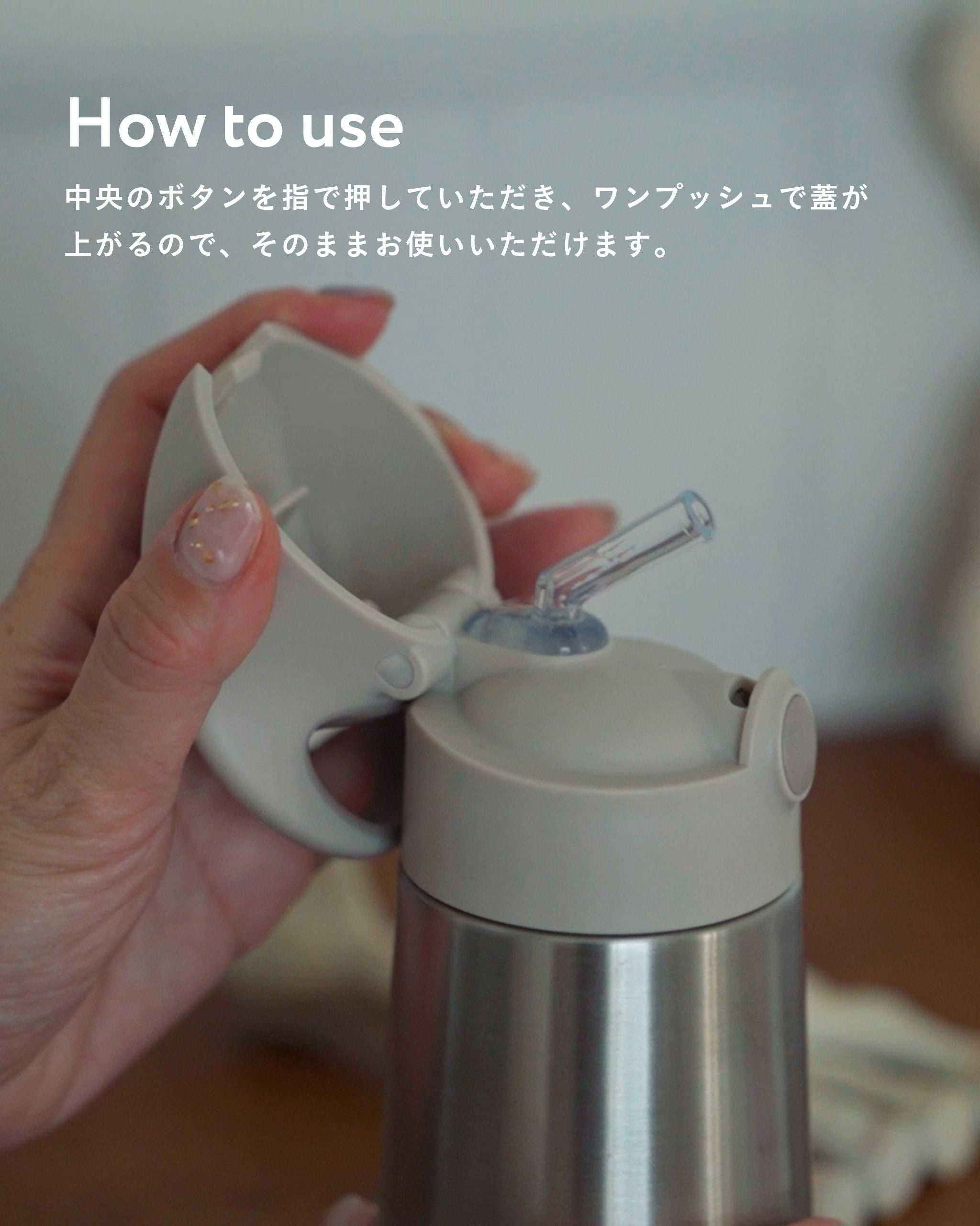 中央のボタンを押して蓋を開ける手順の図解