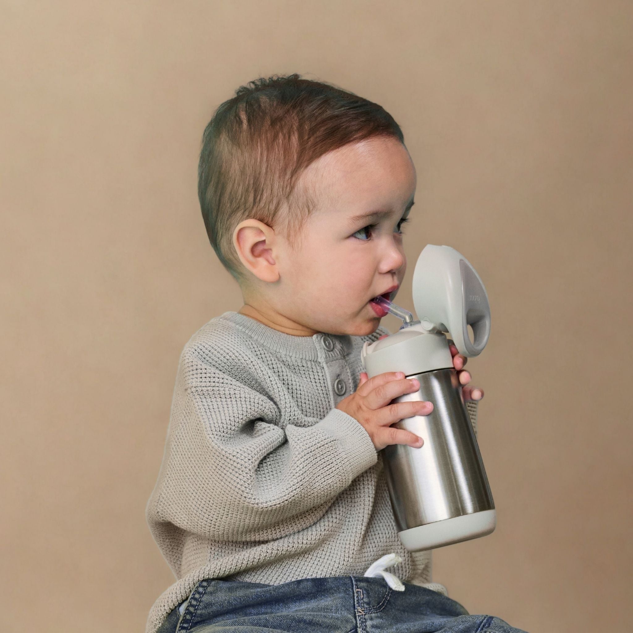 b.boxの子供用水筒latteカラーを使っている男の子