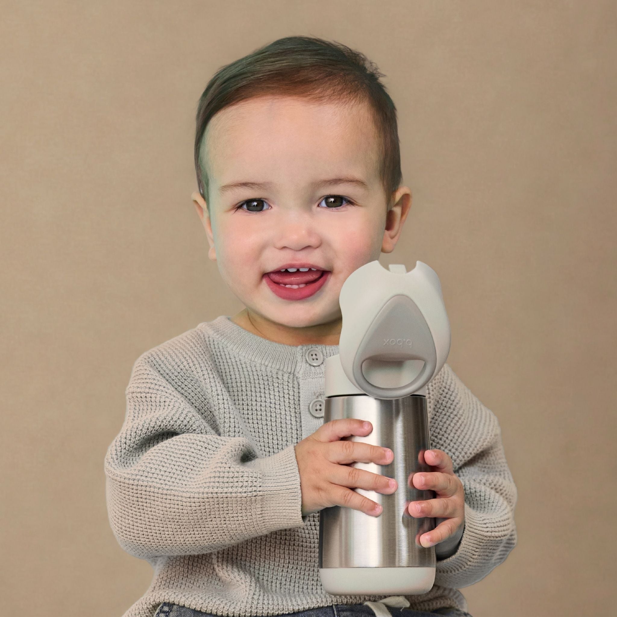 b.boxの子供用水筒latteカラーを使っている男の子
