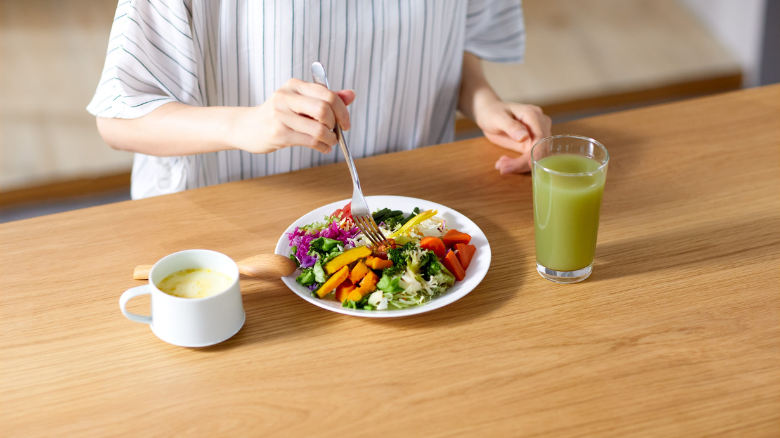 蒸し暑い時期に食欲が落ちるのはなぜ？無理なく栄養を摂るコツと食べやすい工夫を解説