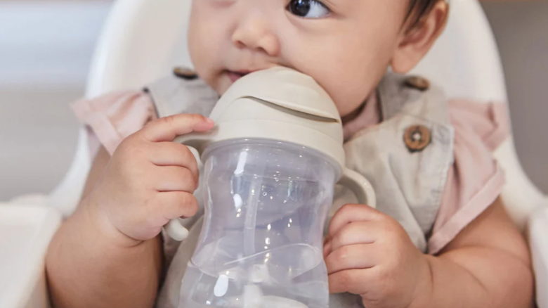 赤ちゃんの水分補給はいつから？離乳食期に知っておきたい飲み物の選び方と飲まないときの工夫