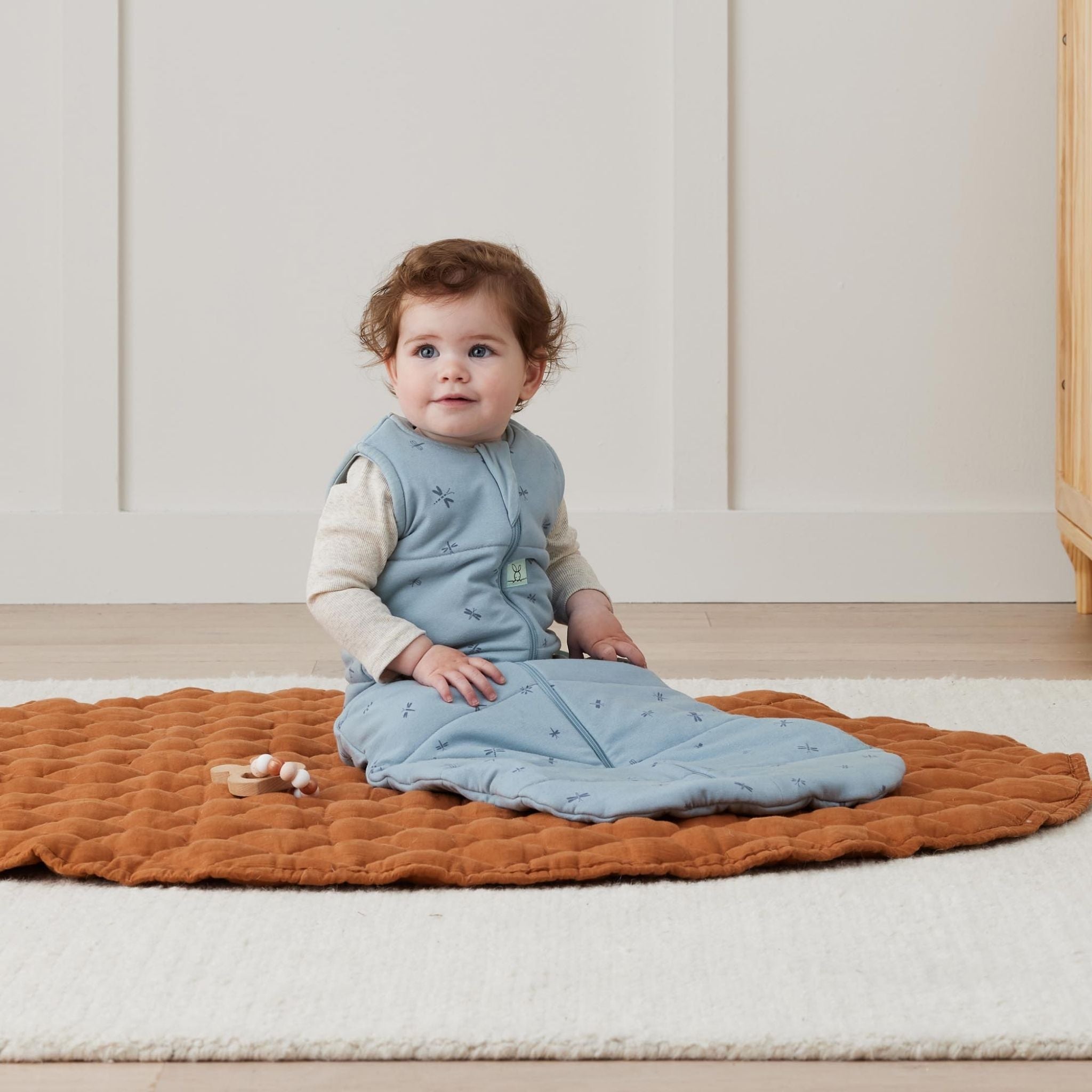 ＜冬向け＞Jersey Sleeping Bag 2.5TOG ジャージースリーピングバッグ（3ヶ月～／寝返りやお座りができるベビー＆キッズ用スリーパー）ドラゴンフライズ 着用