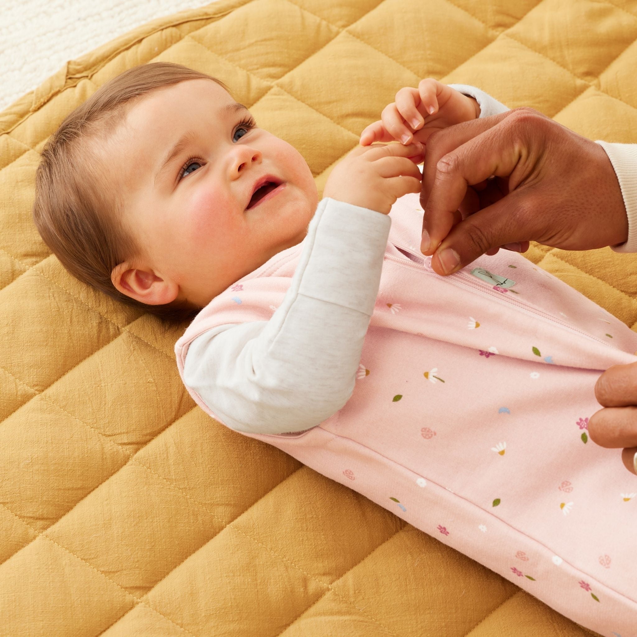 【生後3ヶ月～おすすめ】ベビー＆キッズ用スリーパー - Jersey Sleeping Bag 0.2 TOG（ジャージースリーピングバッグ） デイジーズ 着用