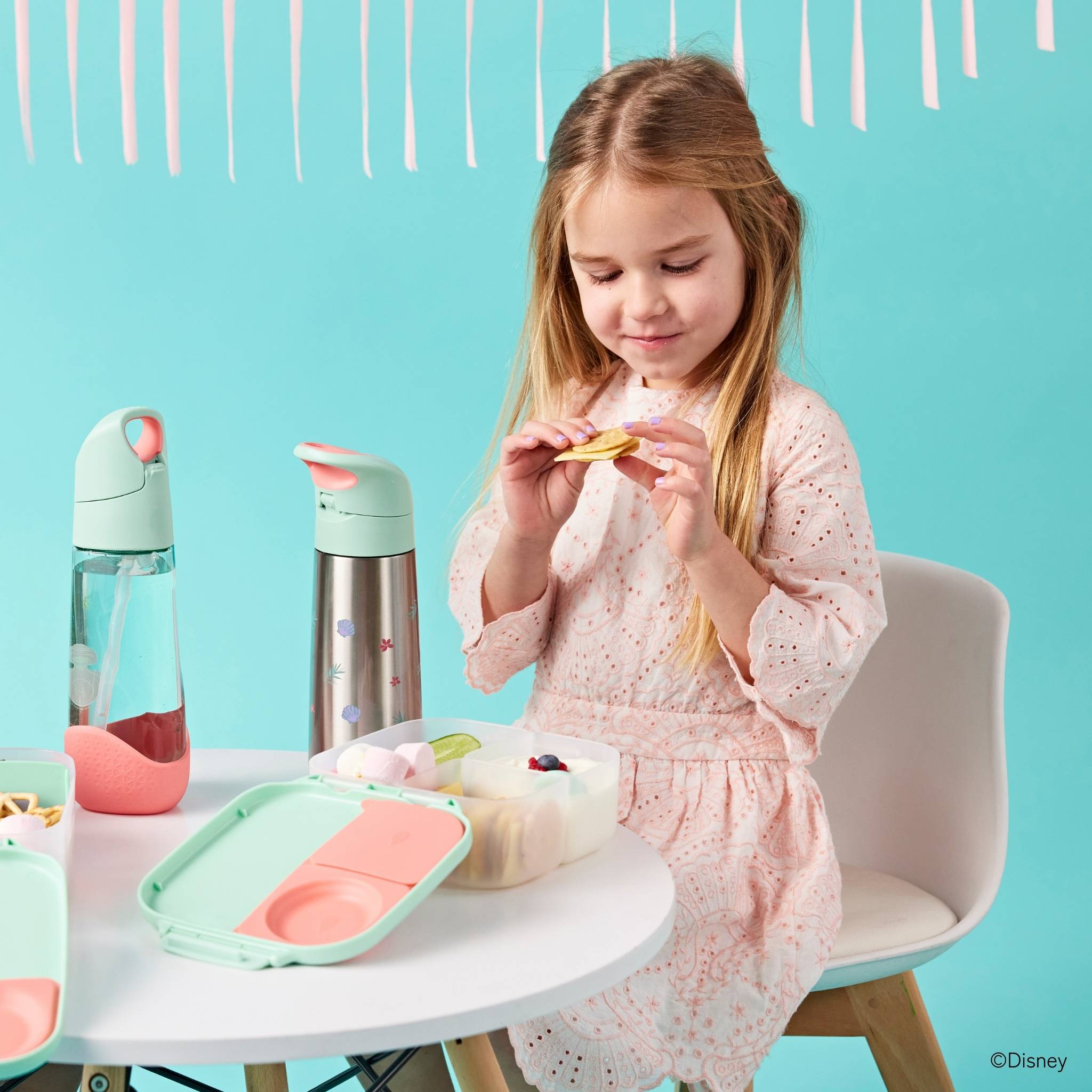 ビーボックスディズニーデザイン
 リトル・マーメイド「アリエル」がプリントされたミニランチボックスを使う女の子