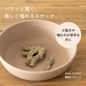 器に盛った薄焼きスナックのアップ
