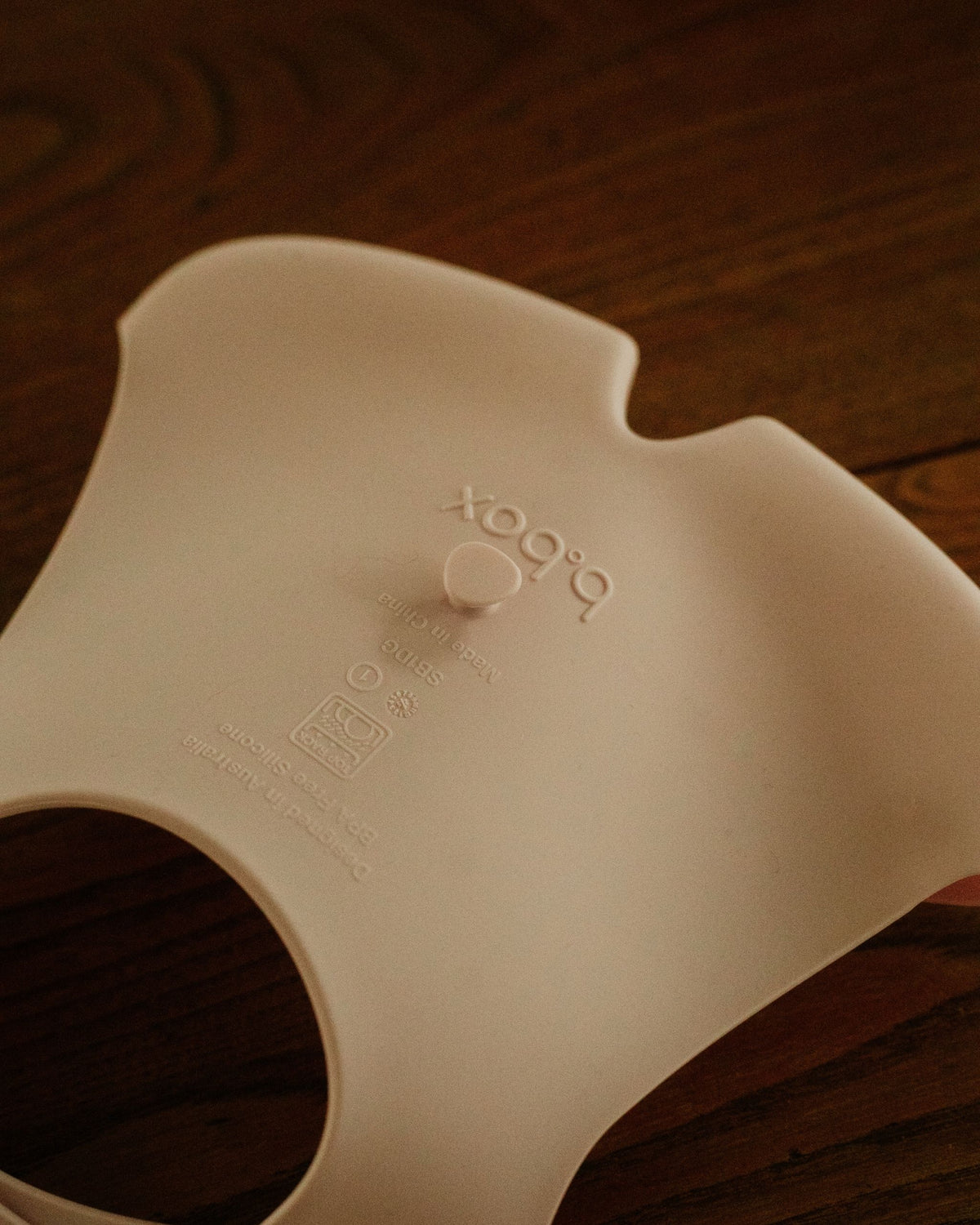 背面のb.boxロゴ刻印のクローズアップ