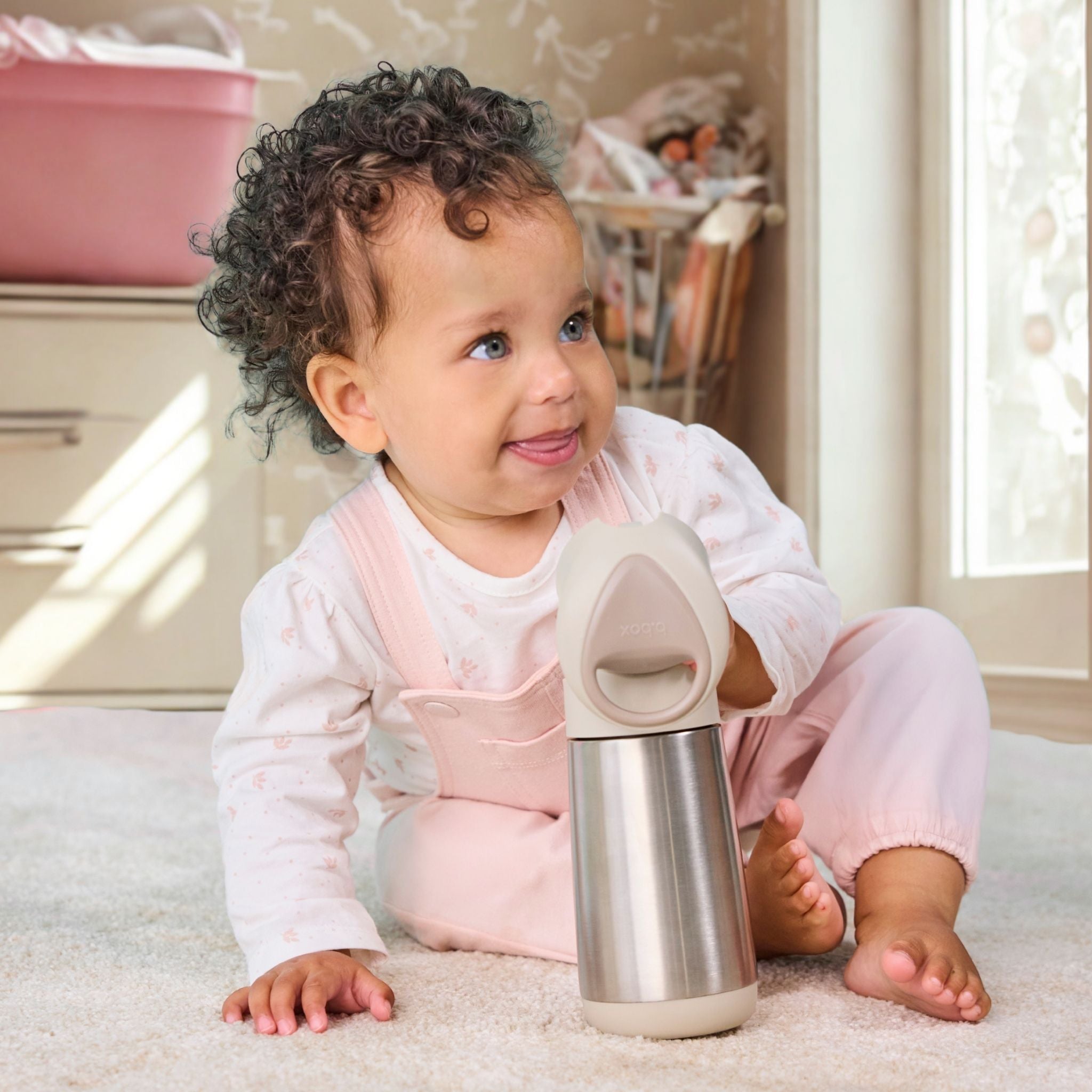 b.boxの子供用水筒latteカラーを使っている女の子