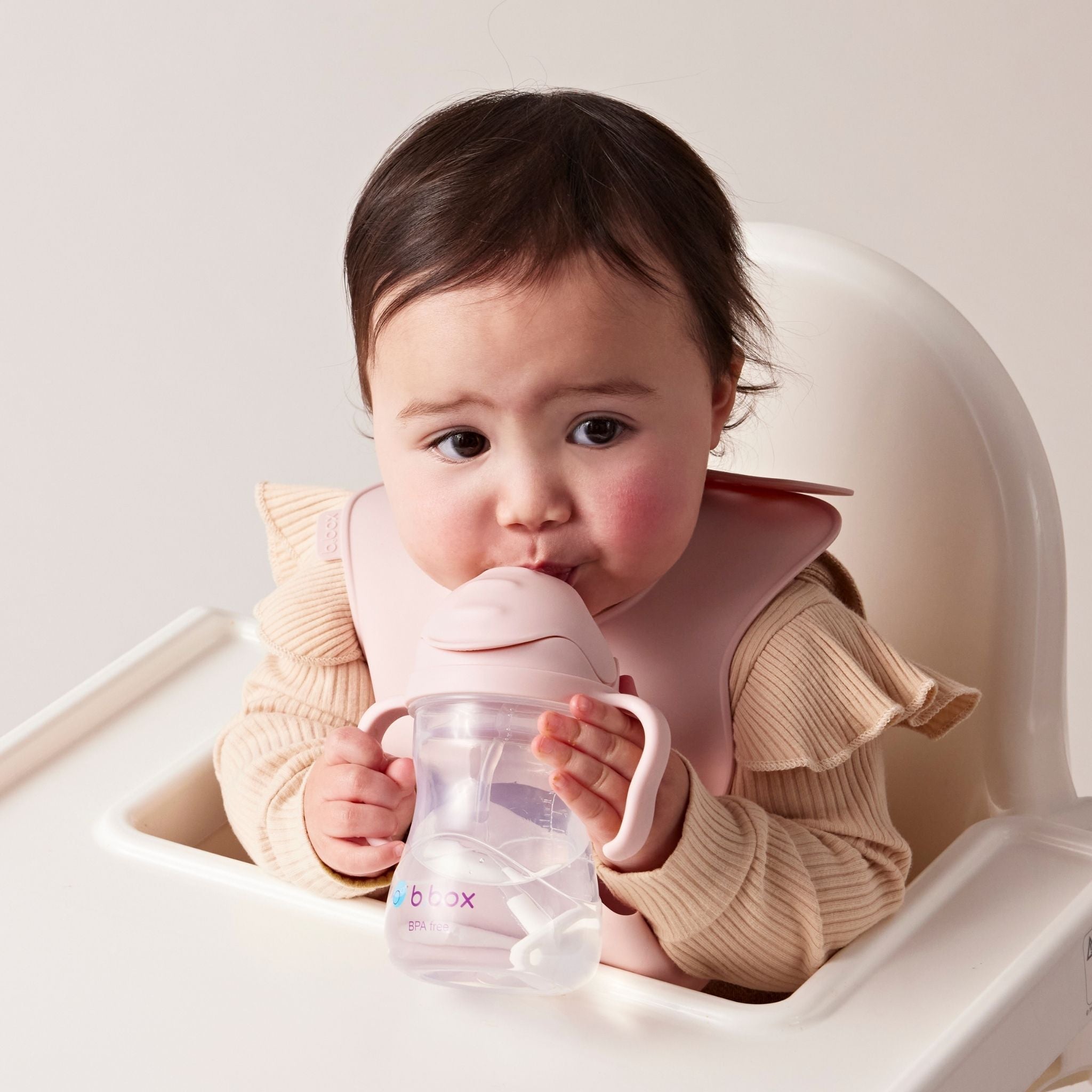 ビーボックスのストローマグ とシリコンビブを使っている女の子