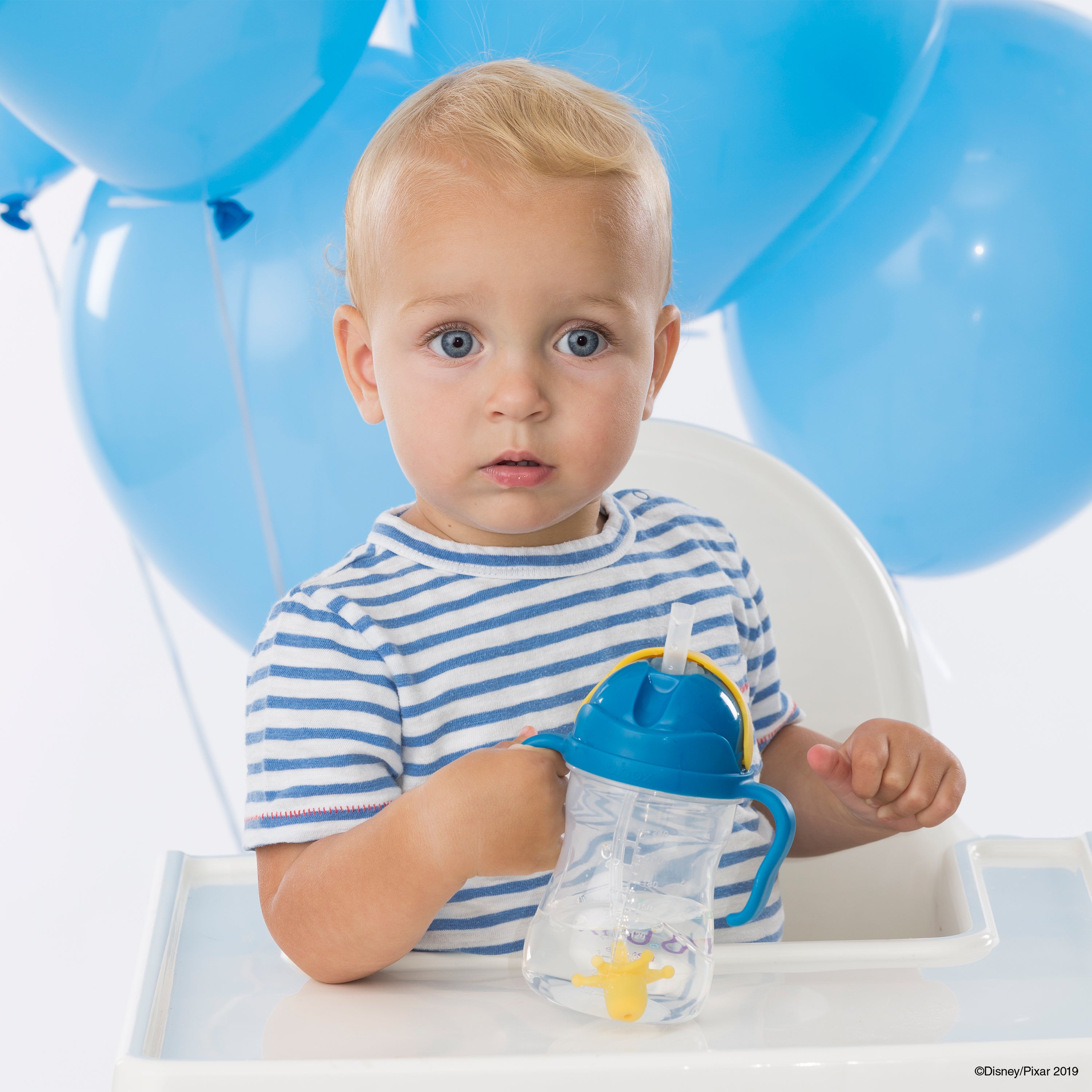 シッピーカップのウッディデザインを持つ男の子